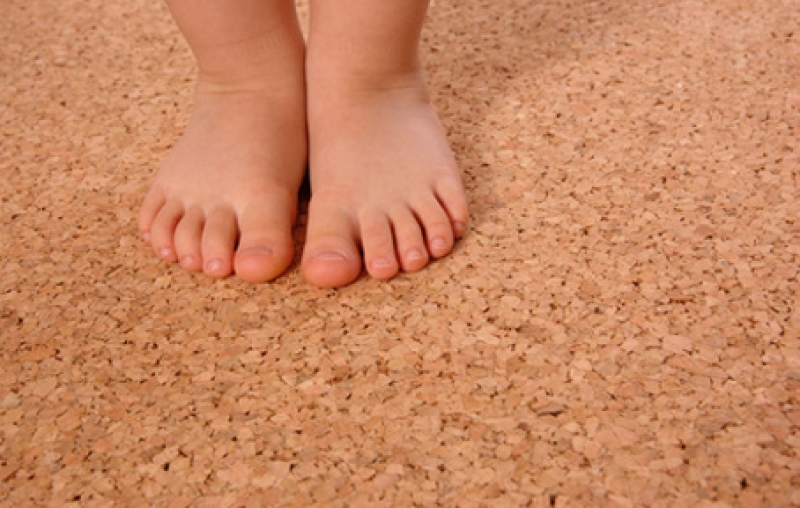 Kinderfüße auf Korkboden